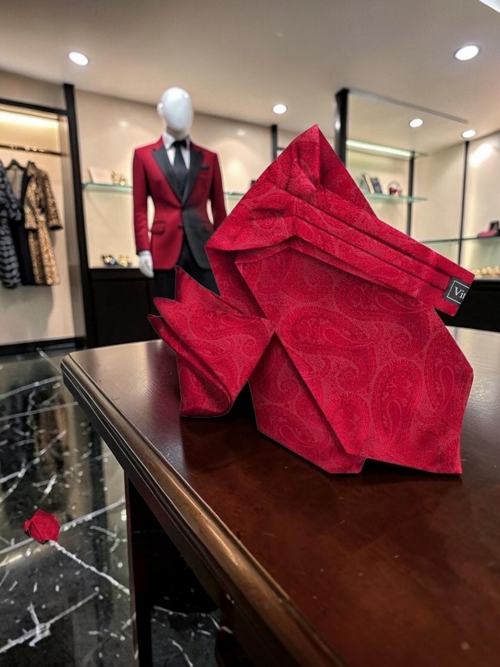 VITTORIO FARINA PAISLEY TONE ON TONE ASCOT AND POCKET SQUARE.